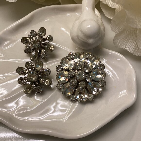 RHINESTONE MULTI-TIERED BROOCH & CLIP EARRINGS - Picture 2 of 8